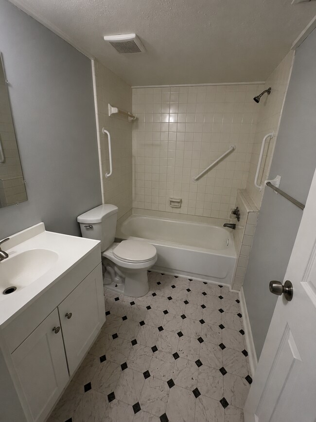 Building Photo - NICE 1BR/1BA Apt!! WATER & SEWER INCLUDED!! Come Home to Quiet with a Convenient Central Lakeland...