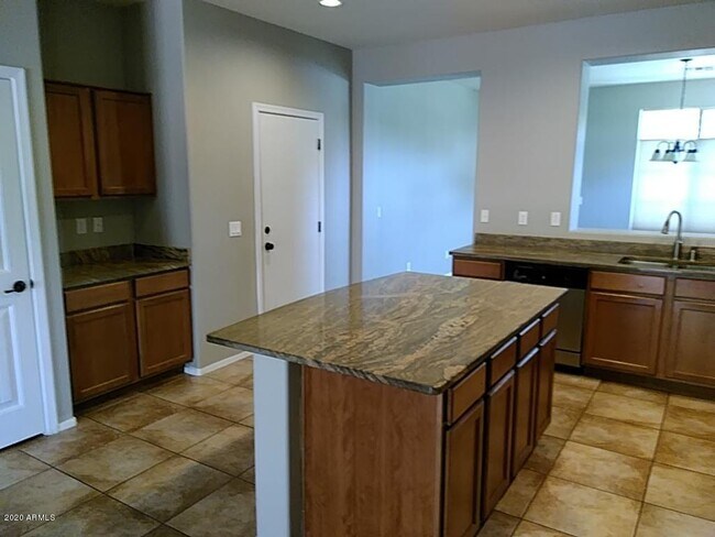 Building Photo - 4102 E Cherry Hills Dr