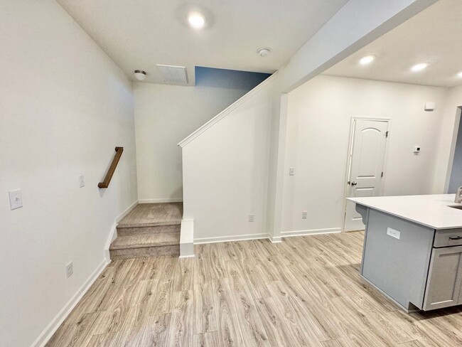 Foto del edificio - 2 br 2.5 ba townhome near shopping AVAILAB...