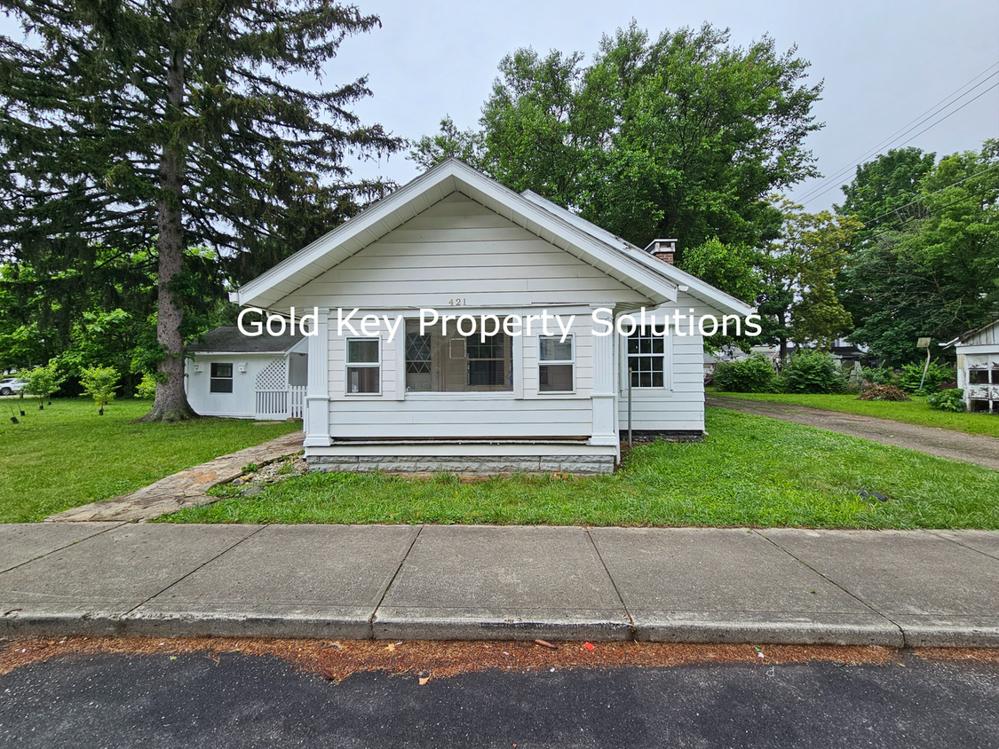 Primary Photo - Very Nice 2 BR 1 BA House with Huge Baseme...