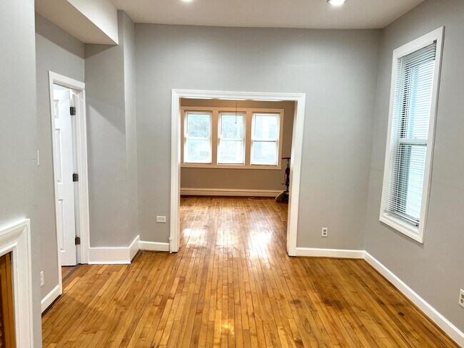 Building Photo - 2642 W Medill Ave