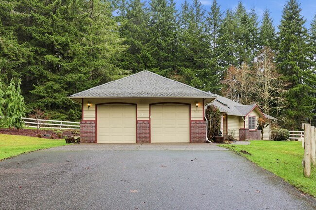 Foto del edificio - Move in ready! 3 bed, den, 2 bath rambler on 4.62 acres with pasture in Tumwater School District.
