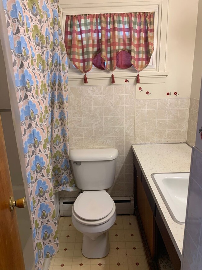 Building Photo - Large Yard - 3 to 4 bedroom house near Mar...