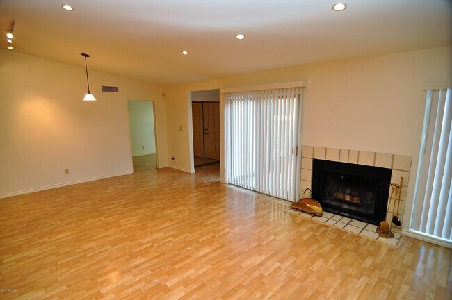 Building Photo - 3154 E Clarendon Ave