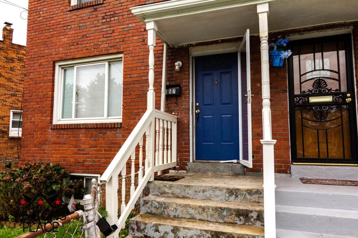 Foto principal - Spacious Single Family home with Huge Back...