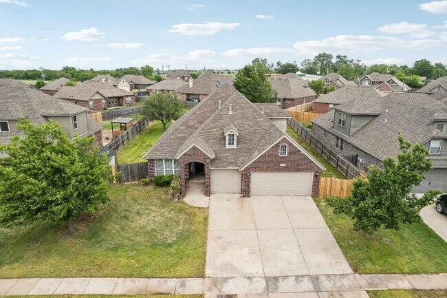 Foto del edificio - 5 Bed / 2 Bath in Broken Arrow!
