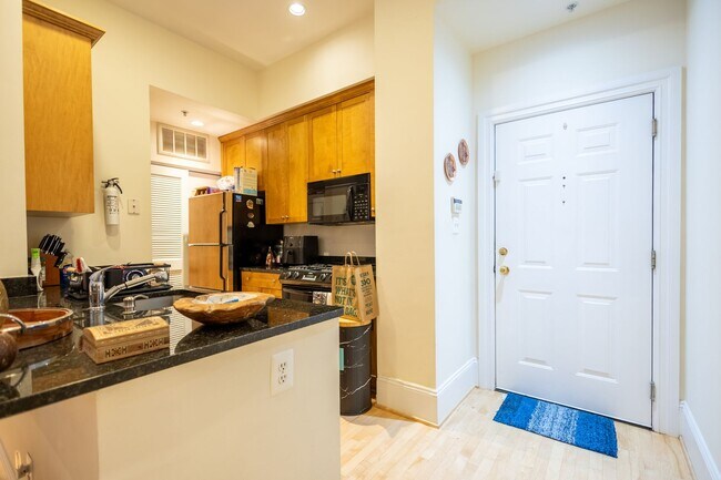 Building Photo - Stunning 2 BR/2 BA Condo in Dupont Circle!