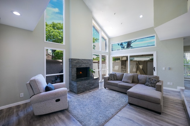 Building Photo - Renovated 3 Bed, 3 Bath Townhome Available...
