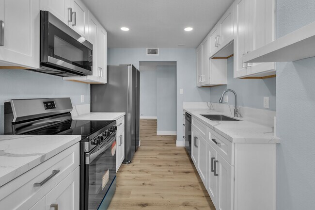 Foto del edificio - 725 N Royal Crest Cir
