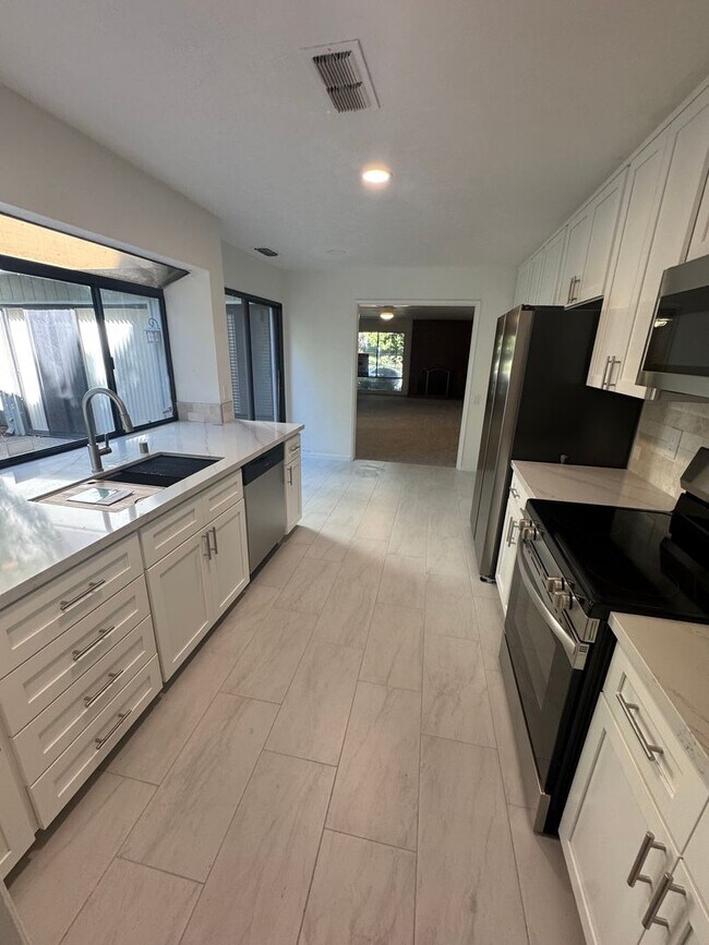 Foto del edificio - BEAUTIFUL 2 STORY CONDO IN THE CAMPUS COMMONS AREA!