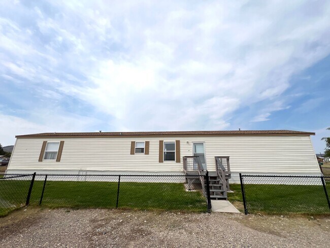 Foto del edificio - Pet Friendly 3 Bed 2 Bath Mobile Home in the North Valley With Fenced Yard, Big Garage/work shop,...