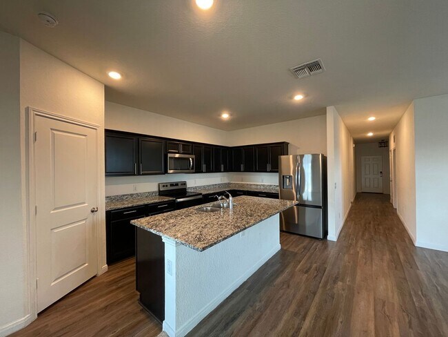 Building Photo - 4 Bedroom, 3 bathroom Short Term Lease