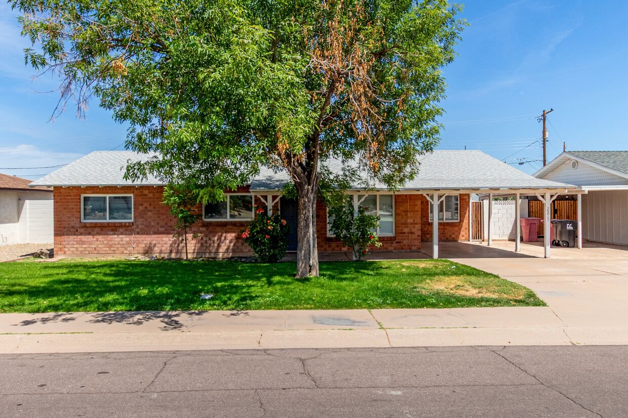 Foto principal - South Scottsdale Charmer! 4 bed + Office, ...