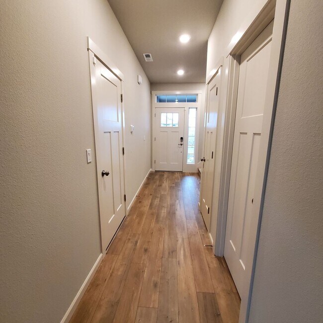 Foto del edificio - Newer 3 bedroom 2 bath home in SE Albany, close to LBCC, Easy drive to Corvallis, Lebanon or I-5