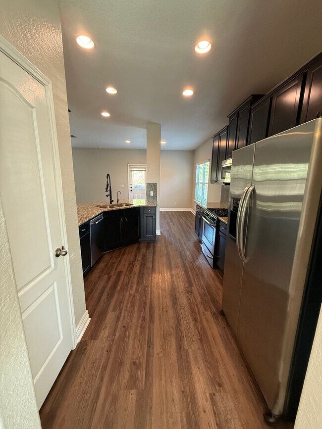 Building Photo - New Braunfels Gem!