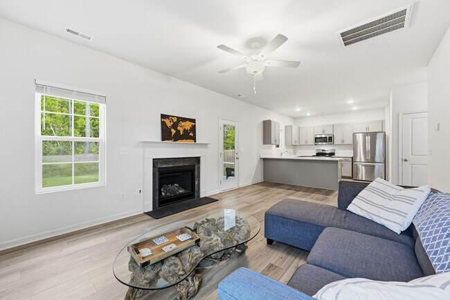 Foto del edificio - 305 Ruby Baird Dr