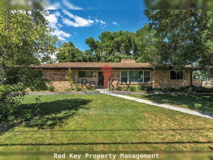 Primary Photo - Coleman St Single Family Home with 2 Maste...