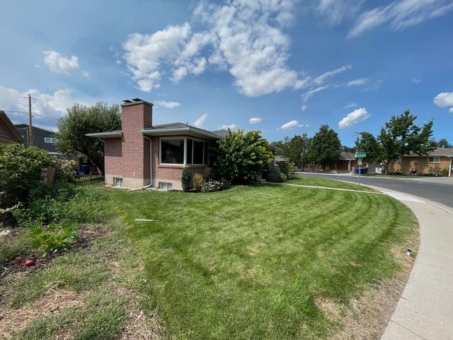 Building Photo - 946 E Gregson Ave