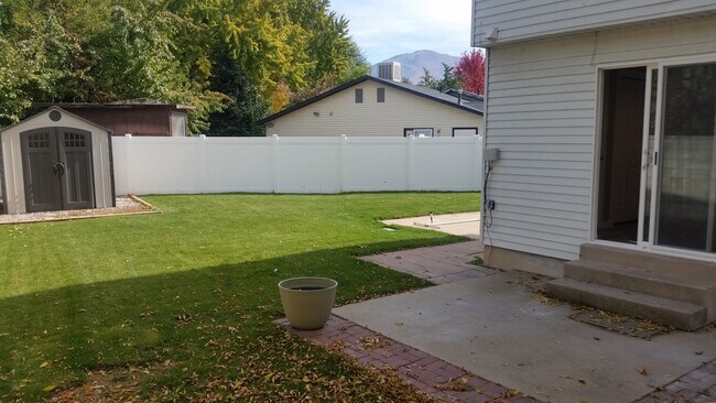 Building Photo - Beautifully updated town home with fenced ...