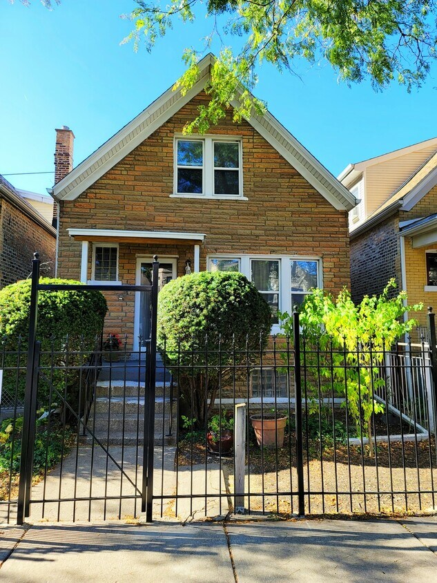 Primary Photo - 2730 N Whipple St