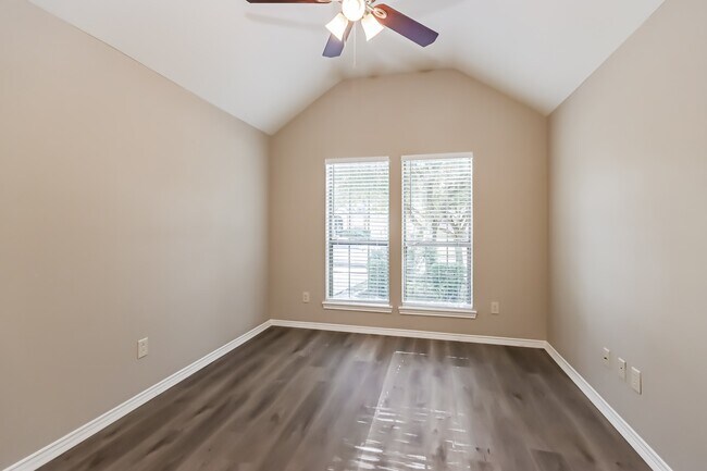 Foto del edificio - 13323 Lake Passage Ln