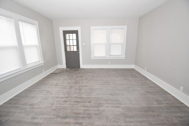 Foto del edificio - 118-120 W 8th St