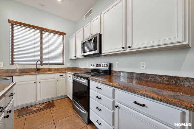 Foto del edificio - 1706 E Commerce Ave