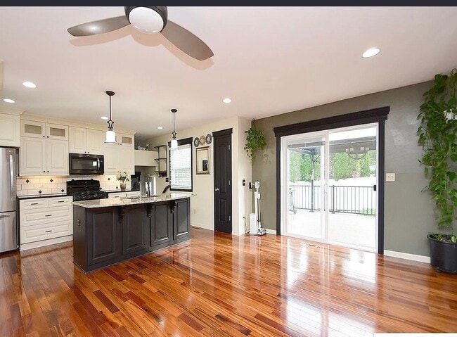 Building Photo - 4955 Lakeshore Dr