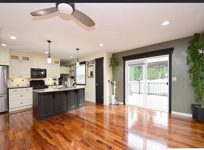 Foto del edificio - 4955 Lakeshore Dr