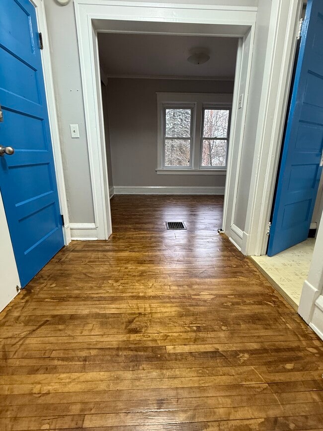 Inside entryway - 1201 N 7th Ave E