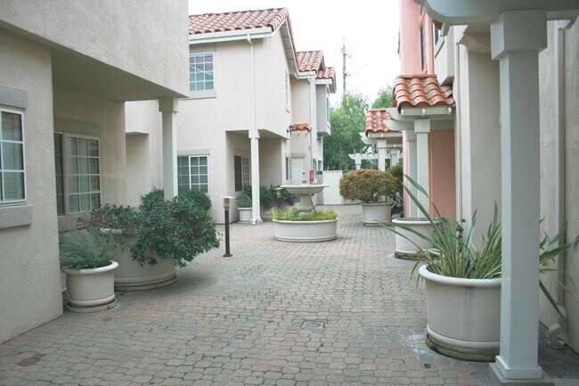 Building Photo - 709 Woodside Way