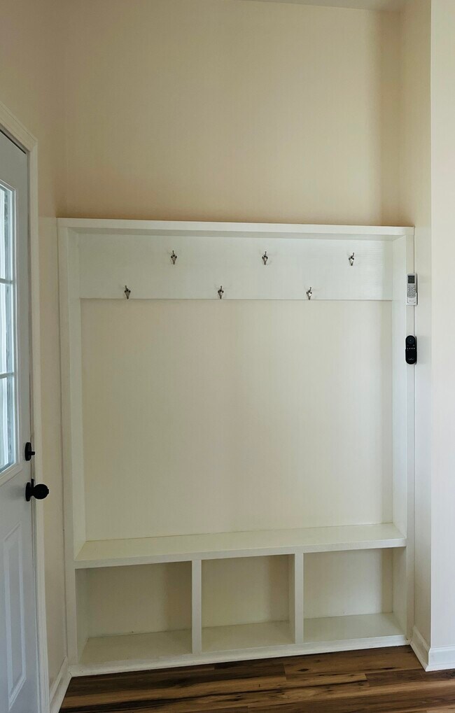 Práctico perchero para recibidor - 900 Elm St