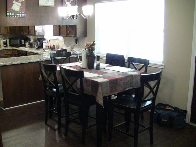 Foto del edificio - Centrally Located 3/2 with Office! Near Park
