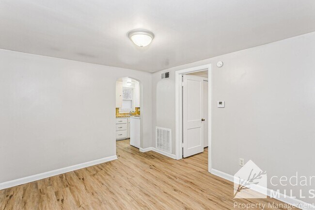 Foto del edificio - 130 S Charles St