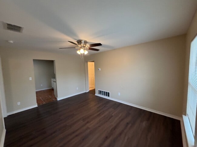 Building Photo - Move in Ready!