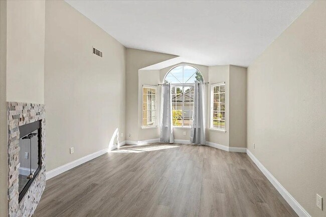 Foto del edificio - Updated Contemporary 3 Bed / 2 Bath Home w...