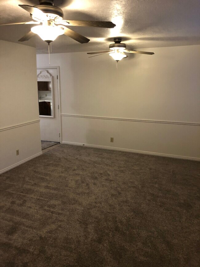 Building Photo - 781 Valley View Dr