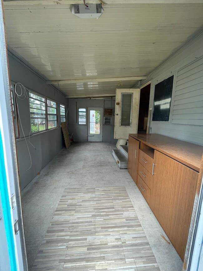 Building Photo - Handyman Special - Mobile Home for Lease o...