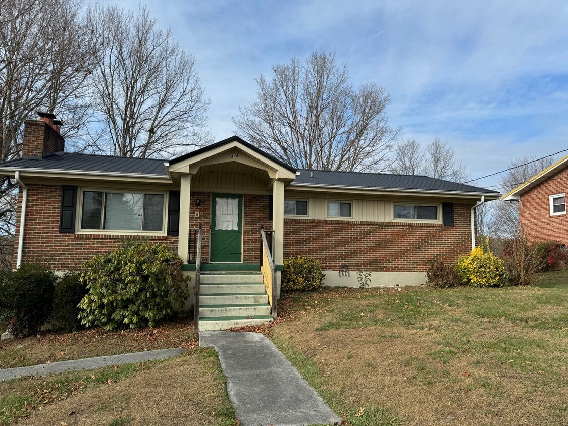 Foto principal - Brick Ranch in a Great Bristol TN location