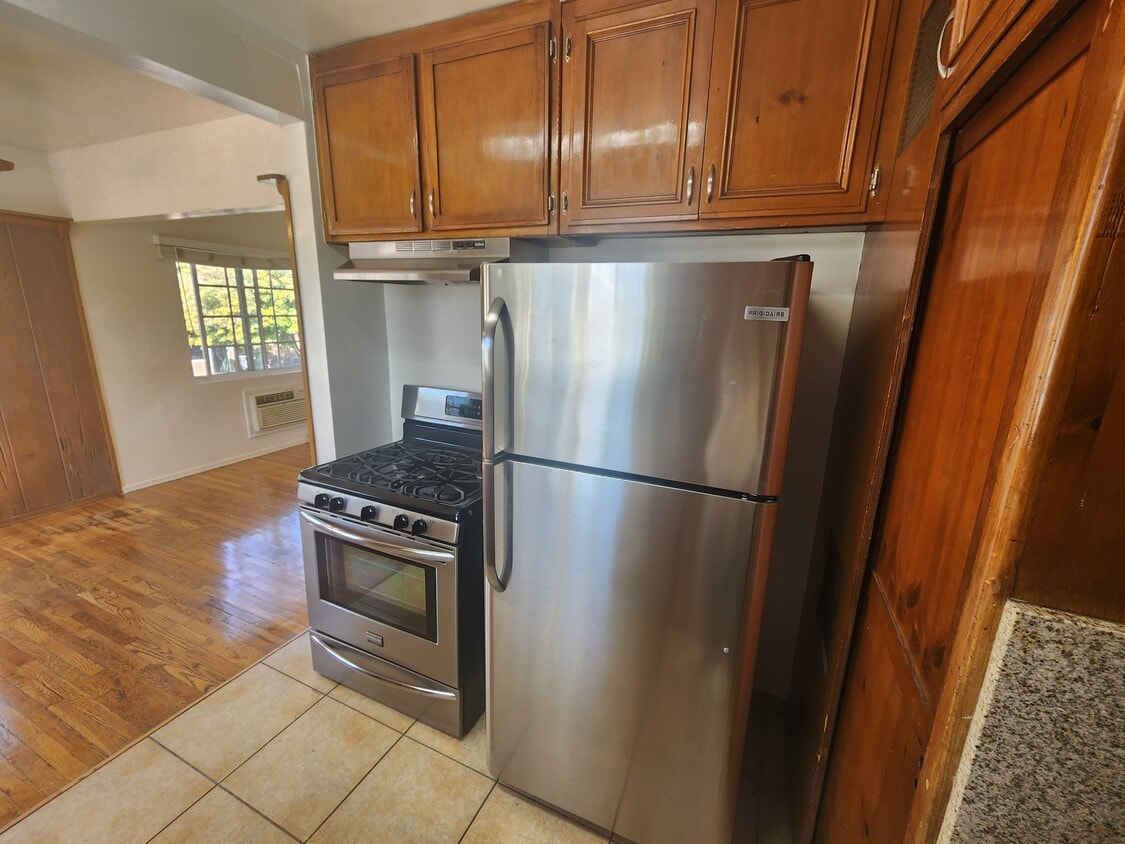 Primary Photo - 14227 Moorpark St