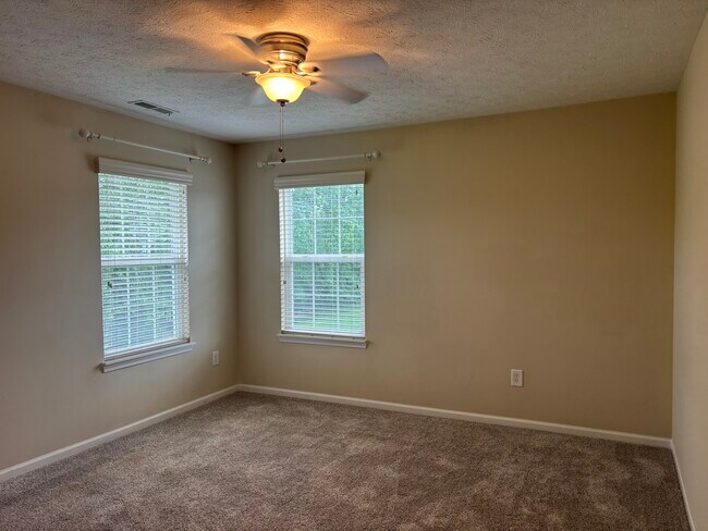 Dormitorio 1 en la planta superior - 6648 Wilmot Ln