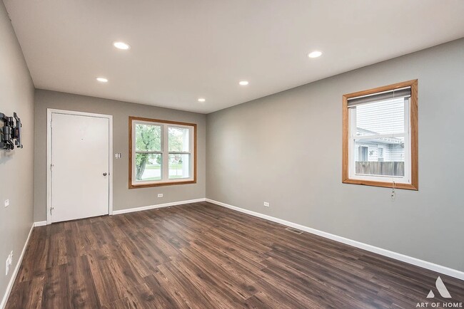 Building Photo - 521 Milton Dr
