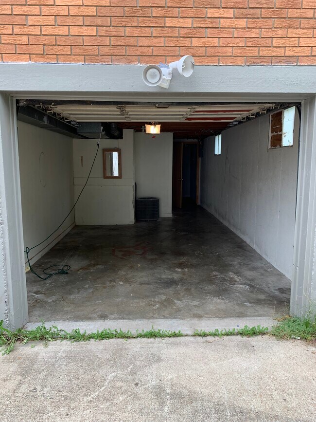 Building Photo - 708 NE Orchard St