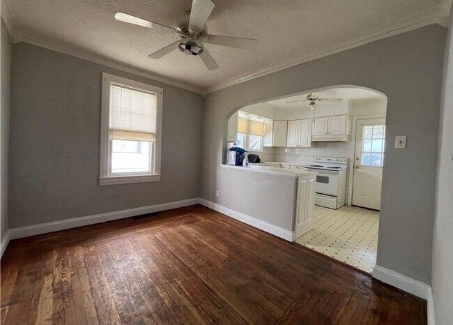 Building Photo - Cozy two-bedroom single family home close to Hospital