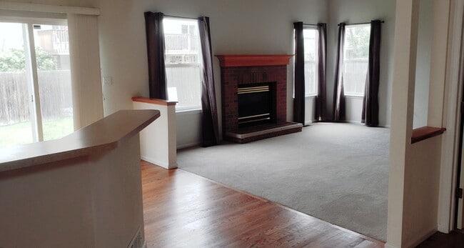 Building Photo - Fantastic Indian Creek Neighborhood home f...