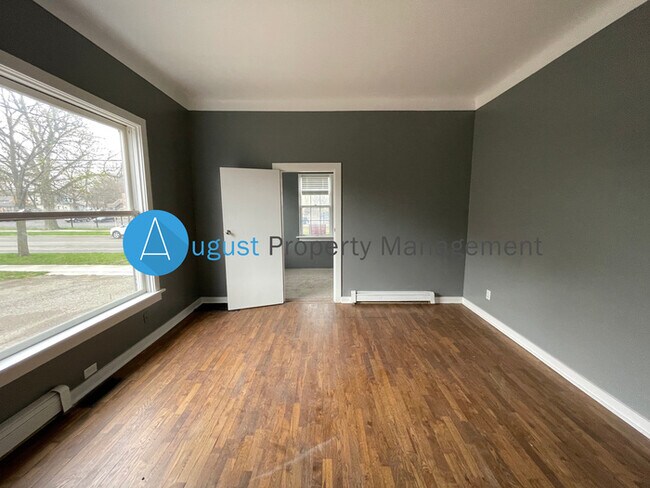 Building Photo - 809 W Cedar St