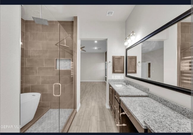 Foto del edificio - 13729 Lago Vista Ave