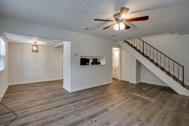 Foto del edificio - 2 bedroom Red Bank Townhome