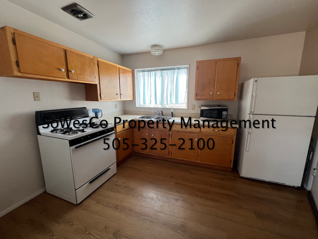 Building Photo - Three Bedroom Home off Hutton