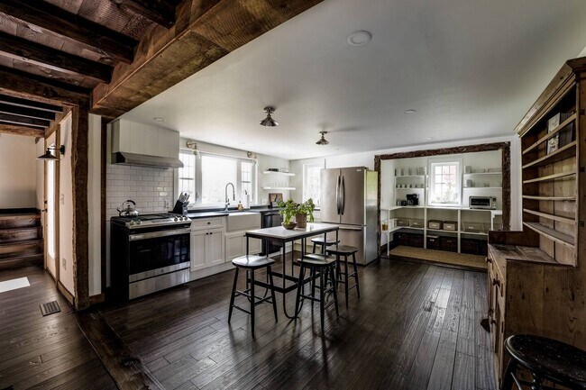 Foto del edificio - 740 Little City Rd